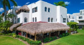 Casa en venta en condominio con muelle en zona hotelera de 4 recámaras Coldwell Banker